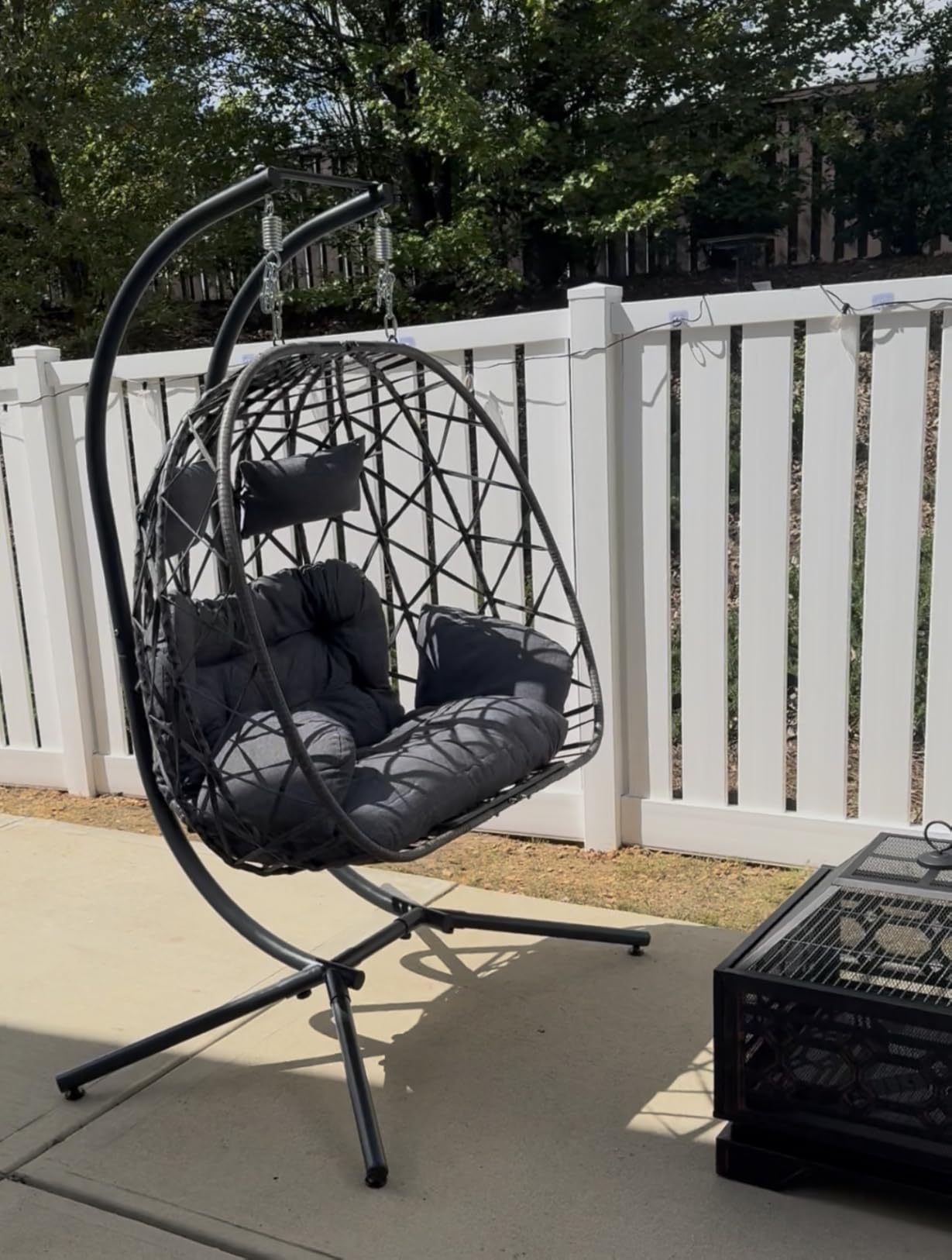 Scaun suspendat în living